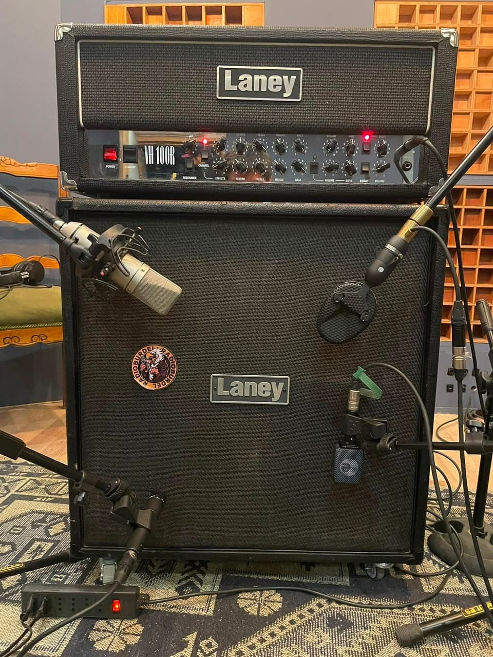 Cabezal y gabinete de guitarra microfoneados