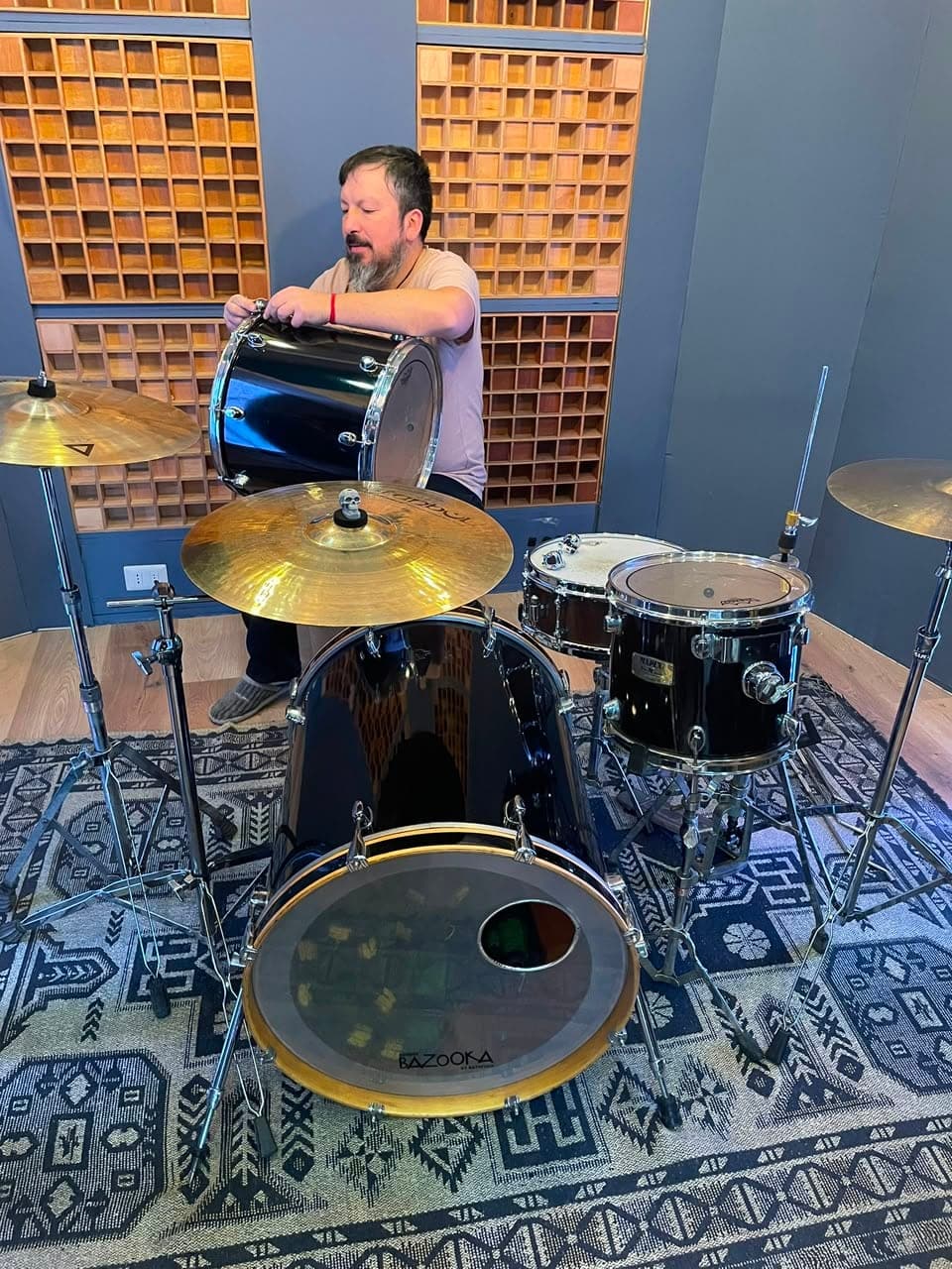 Baterista grabando en la sala principal