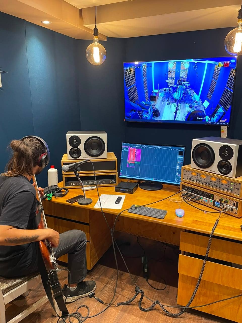 Músico grabando frente a la consola en la sala de control de El Fondo