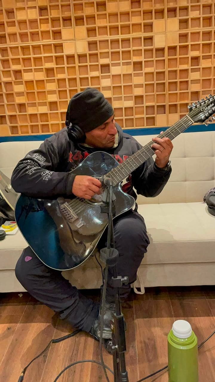 Guitarra acústica de doce cuerdas en sesión
