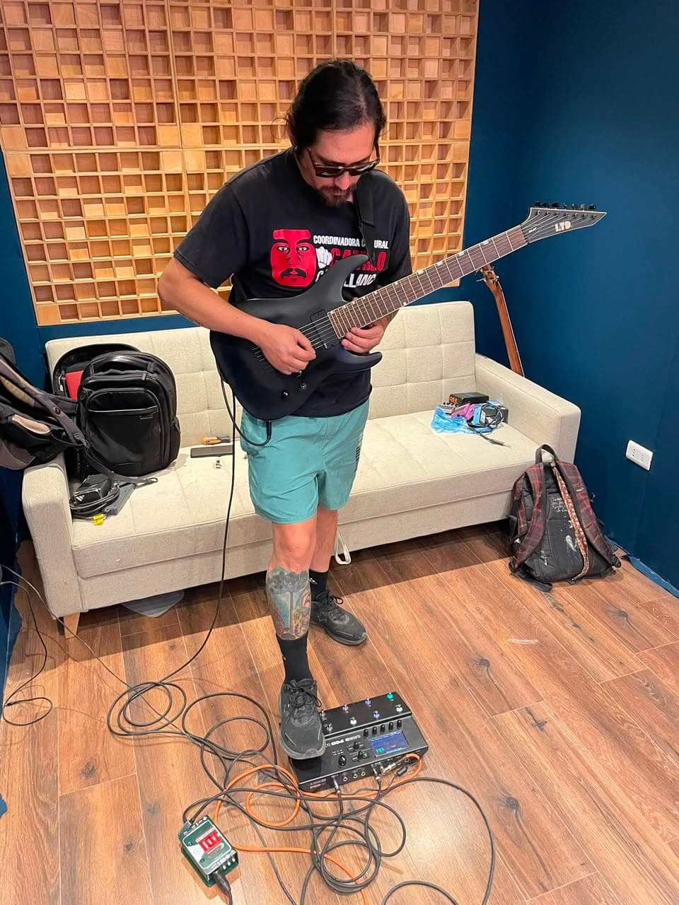 Guitarrista eléctrico con su pedalera