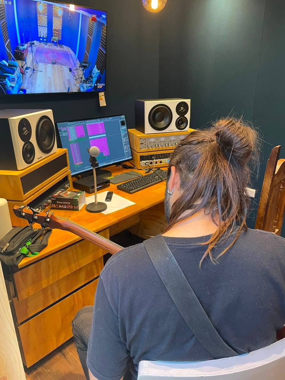 Ingeniero trabajando en la consola durante una sesión