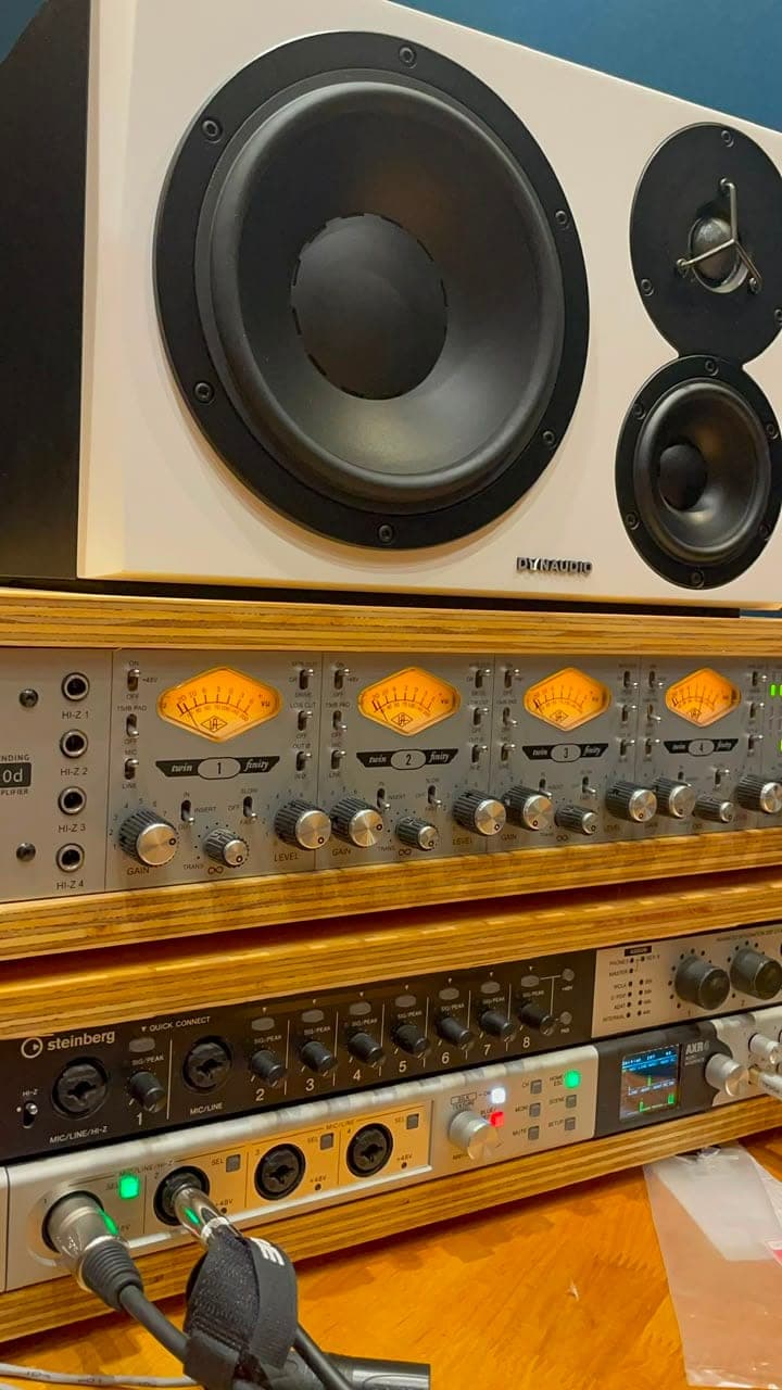 Monitores de referencia y rack de previos en la sala de control