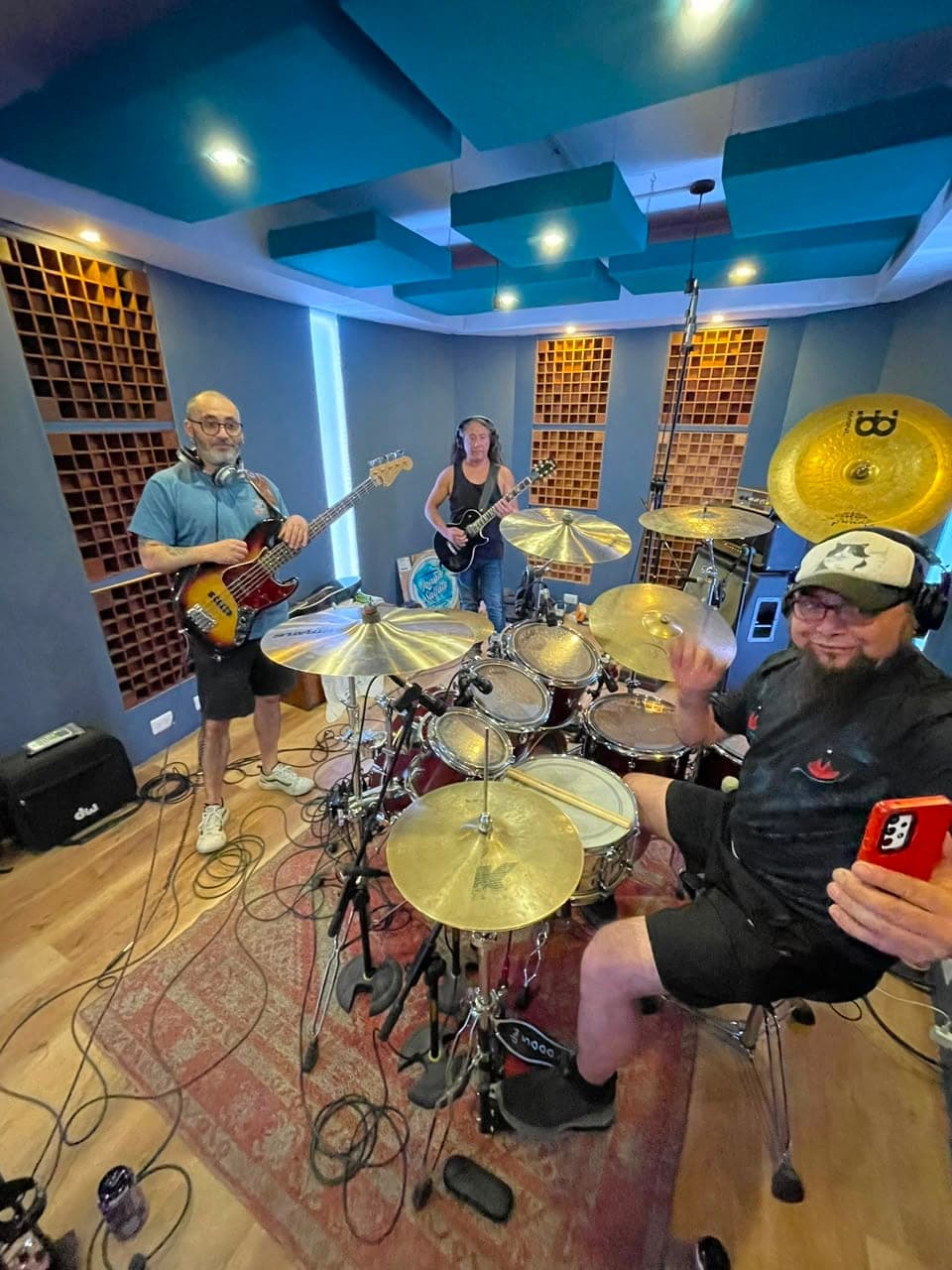 Banda completa grabando en la sala en vivo